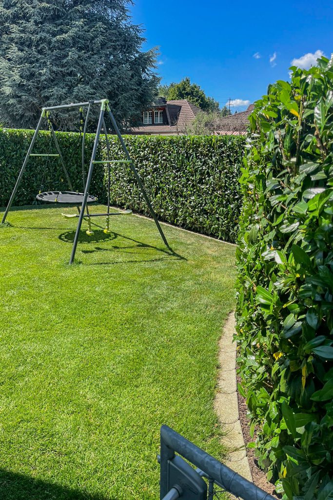 gartenschaukel-privatgarten-min